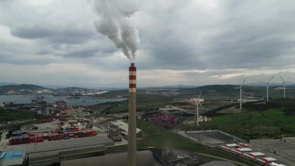 Zona Industriale Con Una Grande Pipa Rossa Bianca Spessa Fumo — Video Stock