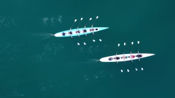 由男青年和女青年组成的两个赛艇队的空中无人机鸟瞰录像 高质量的4K镜头 — 图库视频影像