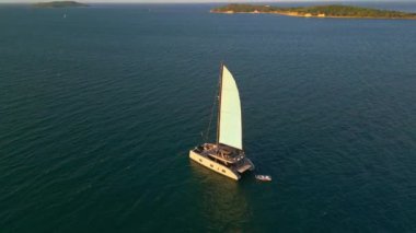 Urla izmir Türkiye 'deki Ege Denizi' nde yelken açan katamaran. Yüksek kalite 4k görüntü