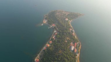Urla İzmir 'deki İHA görüntüleri. Karantina Adası olarak bilinir. 19. yüzyılda ada güncel tıbbi gereçlerle donatılmıştı ve karantina adası olarak kullanılıyordu.