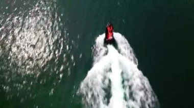 Cesmealti urla izmir 'de yüksek hızda giden jet ski gemilerinin hava aracı videosu. Yüksek kalite 4k görüntü