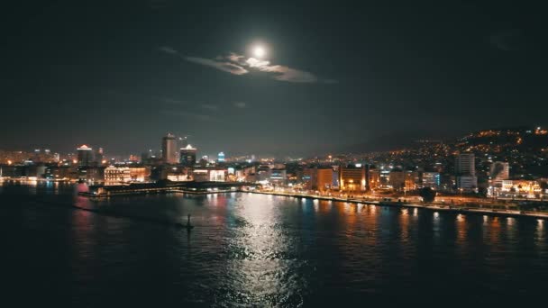 在土耳其科纳克伊兹密尔 空中的夜晚与渡船和城市景观一起在海面上空盘旋 高质量的4K镜头 — 图库视频影像