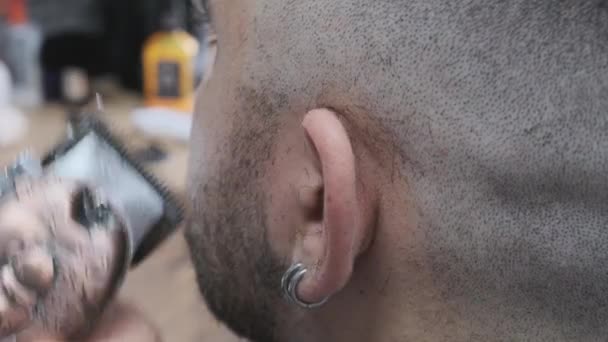 Close Homens Corte Cabelo Com Cortador Cabelo Barbearia Homens Cabeleireiros — Vídeo de Stock
