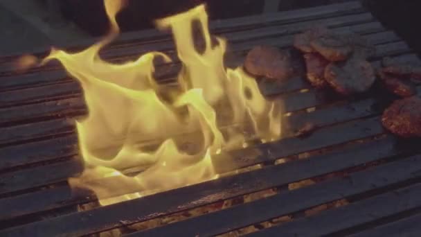 人在烤架上煮烟熏肉丸子 是的高质量的4K镜头 — 图库视频影像