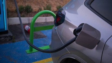Elektronik araç EV 'ye elektrik kablosu şarj etmek için elektrik pompası. UI kontrol ekranı, otomobil yakıt istasyonu bağlı alternatif sürdürülebilir eko enerji.