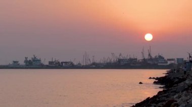 Türkiye 'nin Guzelbahce İzmir kentindeki Fisher Barınağı' nda Gün Doğumu. Yüksek kalite 4k görüntü