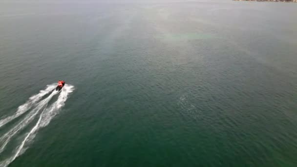Aerial Drone Video Skuterów Wodnych Pływających Dużą Prędkością Cesmealti Urla — Wideo stockowe