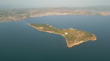 Urla İzmir 'deki İHA görüntüleri. Karantina Adası olarak bilinir. 19. yüzyılda ada güncel tıbbi gereçlerle donatılmıştı ve karantina adası olarak kullanılıyordu.