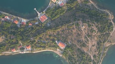 Urla İzmir 'deki İHA görüntüleri. Karantina Adası olarak bilinir. 19. yüzyılda ada güncel tıbbi gereçlerle donatılmıştı ve karantina adası olarak kullanılıyordu.