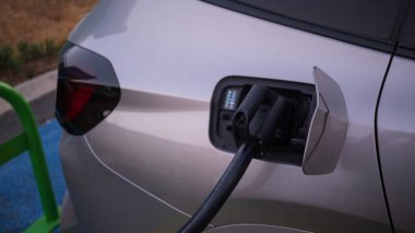 Elektronik araç EV 'ye elektrik kablosu şarj etmek için elektrik pompası. UI kontrol ekranı, otomobil yakıt istasyonu bağlı alternatif sürdürülebilir eko enerji.