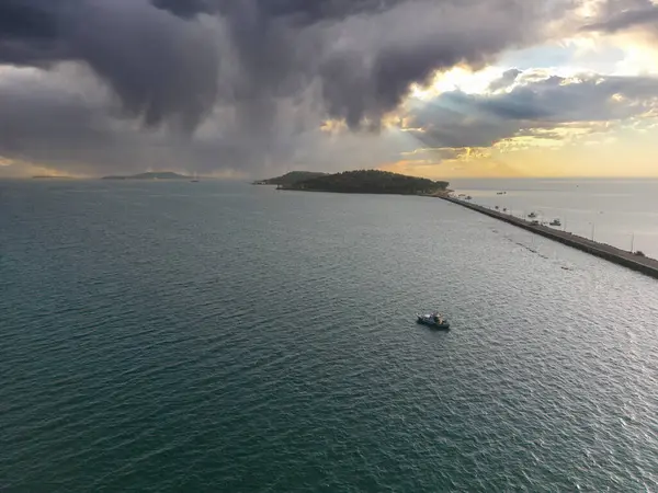 Urla İzmir 'deki İHA görüntüleri. Karantina Adası olarak bilinir. 19. yüzyılda ada güncel tıbbi gereçlerle donatılmıştı ve karantina adası olarak kullanılıyordu.