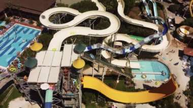 Su parkının en iyi manzarası. Su parkı ve yüzme havuzları. Yukarıdan bak. Yüksek kalite 4k görüntü