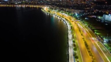 İzmir 'de gece vakti Aerial City ışıkları yanar. Yüksek kalite 4k görüntü