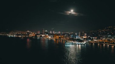 Konak İzmir 'de feribot ve şehir manzaralı deniz üzerinde gece çekimleri. Yüksek kalite 4k görüntü