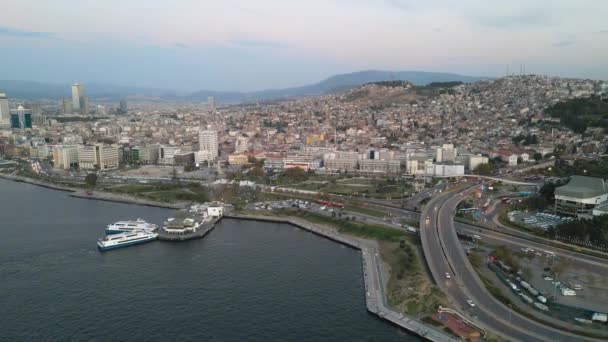 コナク イズミル トルコのフェリーや市街地の景色で海を上空から撮影しました 高品質4K映像 — ストック動画