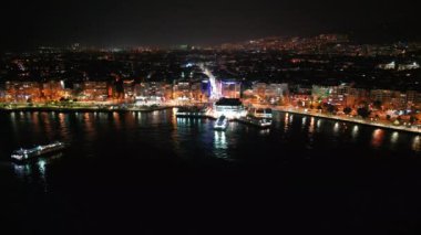 İzmir Karsiyaka ilçesi, deniz ve feribotlar ve güneşli bir günde insansız hava aracı ile hava trafiği. Yüksek kalite 4k görüntü