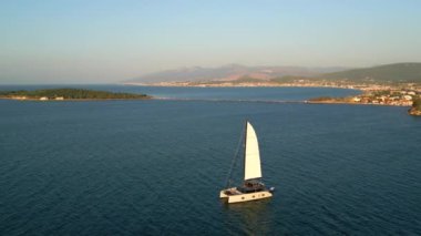 Urla izmir Türkiye 'deki Ege Denizi' nde yelken açan katamaran. Yüksek kalite 4k görüntü