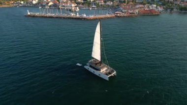 Urla izmir Türkiye 'deki Ege Denizi' nde yelken açan katamaran. Yüksek kalite 4k görüntü