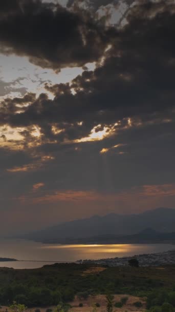 Timelapse Los Rayos Del Sol Emergiendo Través Las Nubes Tormenta — Vídeo de stock
