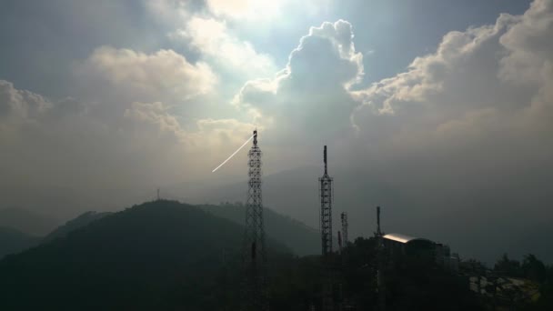 Zbliżenie Widok Powietrza Wokół Wieży Telekomunikacyjnej Anteny Satelity Telekomunikacyjne Nadają — Wideo stockowe