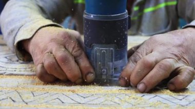 Bir marangoz ahşap bir çatı kapısı değirmeni yapar. Yüksek kaliteli görüntüler