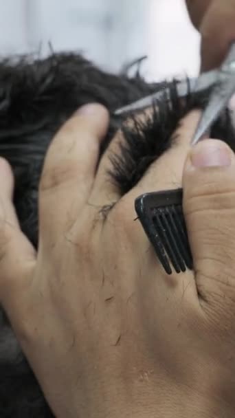 Close Homens Corte Cabelo Com Cortador Cabelo Barbearia Homens Cabeleireiros — Vídeo de Stock