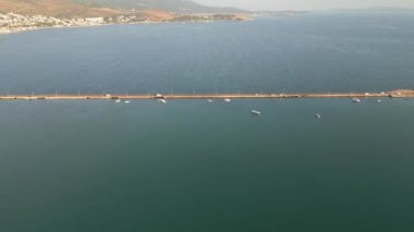 Urla İzmir 'deki İHA görüntüleri. Karantina Adası olarak bilinir. 19. yüzyılda ada güncel tıbbi gereçlerle donatılmıştı ve karantina adası olarak kullanılıyordu.
