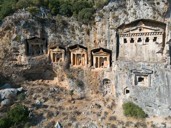 ダリアン ムグラ 崖にトルコ王の墓が トルコのカイナス ダリヤンに面している 空からの眺め 高品質の写真 — ストック写真