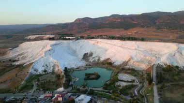 Pamukkale Travertines Sinematik Hava Aracı görüntüleri. Sağlıklı su ile ünlü Türk beyaz termal banyosu. - Evet. Yüksek kalite 4k görüntü