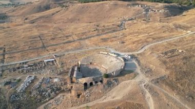 Hierapolis, Theater, Cotton Castle, Pamukkale, Denizli 'nin Harika Hava Kapanışı. Yüksek kalite 4k görüntü