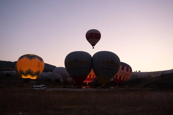 Pamukkale Parkı Manzarası Sabah Gökyüzünde Bir Sürü Sıcak Hava Balonu - Stok İmaj