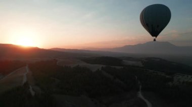 Güneş doğarken Pamukkale 'de inanılmaz bir sıcak hava balonu görüntüsü. Yüksek kalite 4k görüntü