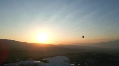 Güneş doğarken Pamukkale 'de inanılmaz bir sıcak hava balonu görüntüsü. Yüksek kalite 4k görüntü
