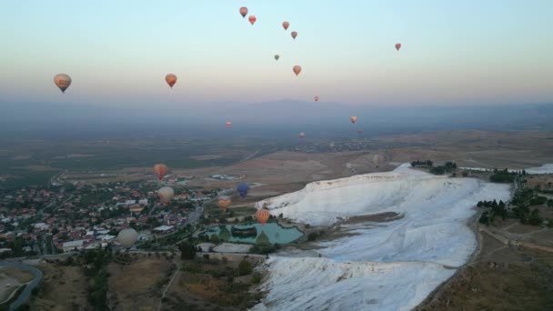 Landschap Van Pamukkale Park Veel Heteluchtballonnen Ochtendhemel Turkije Augustus 2022 — Stockvideo