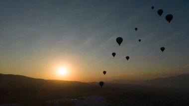 Güneş doğarken Pamukkale 'de inanılmaz bir sıcak hava balonu görüntüsü. Yüksek kalite fotoğraf