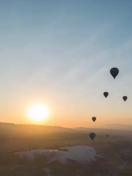 Niesamowite Nagranie Balonów Ogrzane Powietrze Pamukkale Podczas Wschodu Słońca Wysokiej Zdjęcie Stockowe