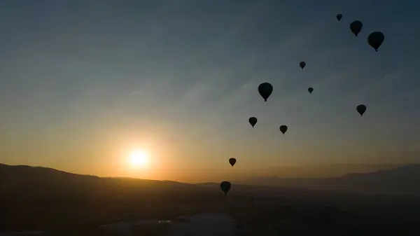 Amazing Aerial Footage Van Hot Air Ballonnen Pamukkale Tijdens Zonsopgang Stockfoto