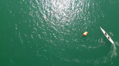 Sport Canoe sakin suda kürek çekiyor, Aerial View plaj sprint yarışı. Yüksek kalite 4k görüntü