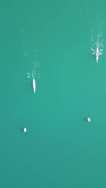 Sport Canoe Sakin Suda Kürek Çekiyor Aerial View Plaj Sprint — Stok video