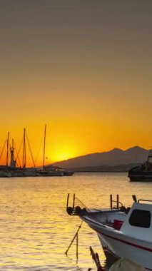 Güneş doğarken Urla İzmir 'in deniz feneri etrafında insansız hava aracı görüntüsü. Yüksek kalite 4k görüntü