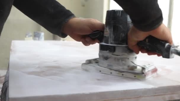 木匠的工作 联合工业 木制品制造业 工匠们在没有锯屑的车间里用砂子工具手工抛光木板 高质量的4K镜头 — 图库视频影像