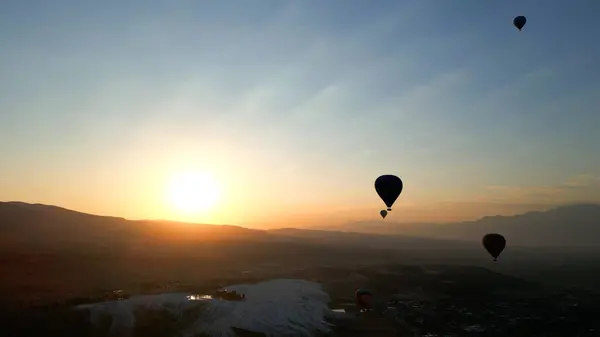 Güneş Doğarken Pamukkale Inanılmaz Bir Sıcak Hava Balonu Görüntüsü Yüksek - Stok İmaj