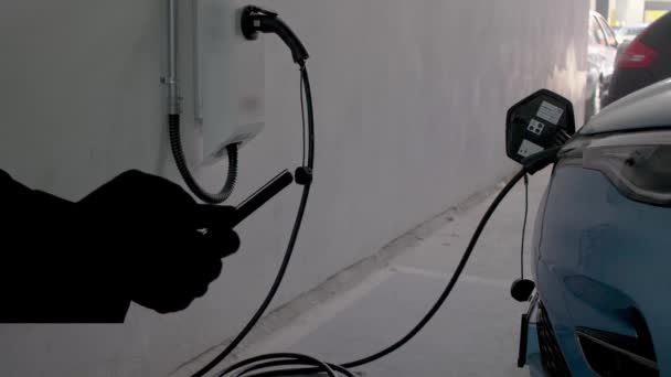 电动汽车电动汽车充电站 具有移动应用程序显示充电器状态 电力由可持续资源产生 并提供给充电站 以减少二氧化碳排放 — 图库视频影像