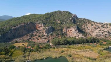 Dalyan, Mugla. Uçurumdaki Türk Kralları mezarları Türkiye 'nin Kaunos Dalyan kentiyle karşı karşıya. Hava görüntüsü 4K. Yüksek kalite 4k görüntü