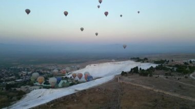 Pamukkale Parkı manzarası ve sabah gökyüzünde bir sürü sıcak hava balonu. Türkiye-Ekim 2023. Yüksek kalite 4k görüntü