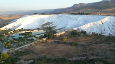 Pamukkale Travertines Sinematik Hava Aracı görüntüleri. Sağlıklı su ile ünlü Türk beyaz termal banyosu. - Evet. Yüksek kalite 4k görüntü