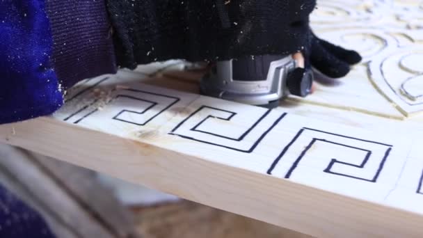 大工は木製のロフトドアを製粉する 高画質映像 — ストック動画