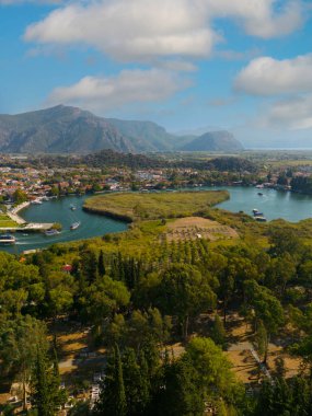 Dalyan Nehri Drone Videosu, Ege Denizi Ortaca, Mugla Türkiye. Yüksek kalite fotoğraf