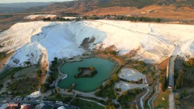 Pamukkale Travertines Sinematik Hava Aracı görüntüleri. Sağlıklı su ile ünlü Türk beyaz termal banyosu. - Evet. Yüksek kalite 4k görüntü