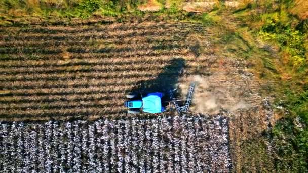 Tiro Drone Voando Sobre Trator Com Sistema Grade Arar Chão Vídeo De Stock Royalty-Free